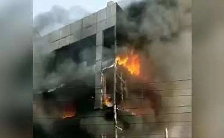 दिल्ली : मुंडका इलाके में तीन मंजिला इमारत में लगी आग, फरिश्ता बनकर आये लोगो ने बचाई सैकड़ो जाने