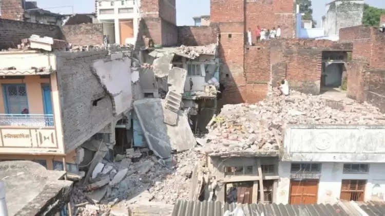 Rohtak: गैस सिलिंडर के धमाके में गिरी घर की छत, सात लोग ......
