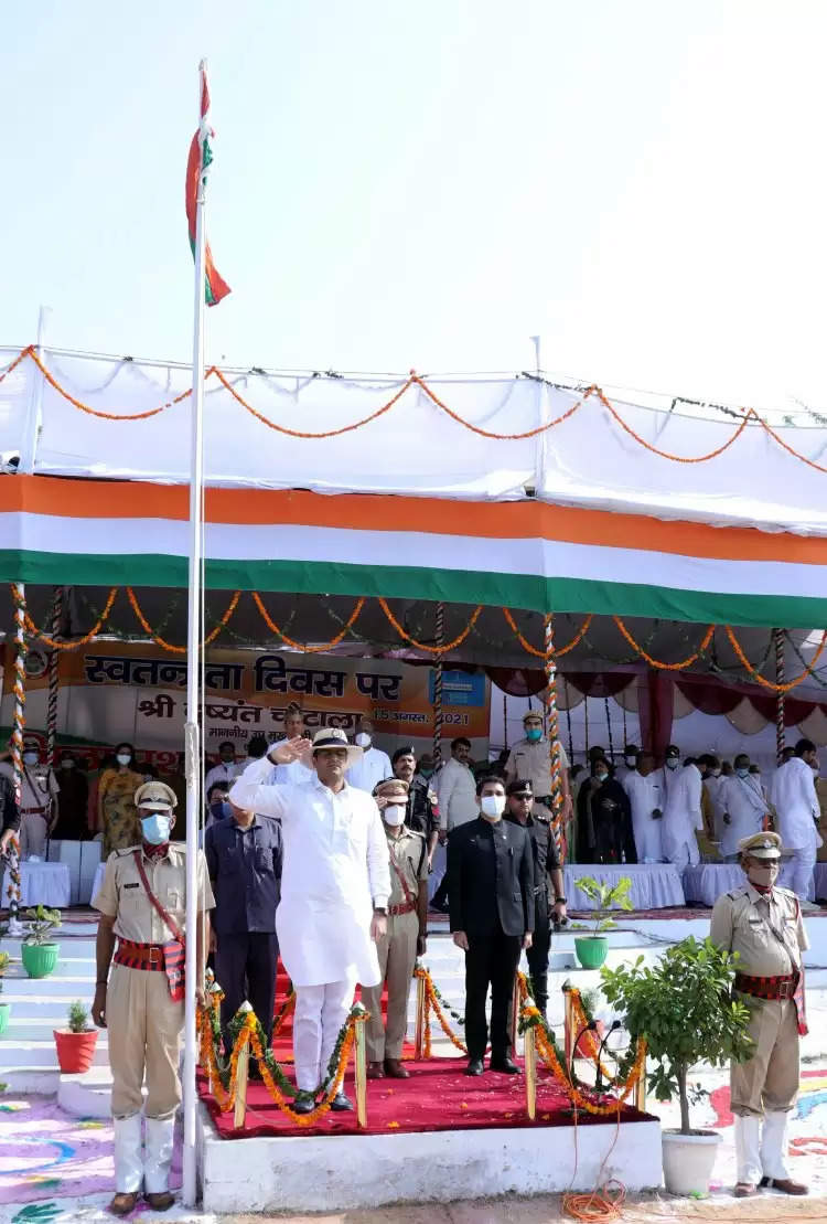 स्वतंत्रता दिवस के अवसर पर उपमुख्यमंत्री दुष्यंत चौटाला ने महेंद्रगढ़ में फहराया तिरंगा।