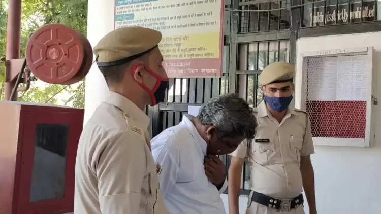 रेप केस में समझौता करवाने की एवज में 70 हजार रुपये लेते व्यक्ति को पुलिस ने रंगे हाथों गिरफ्तार किया