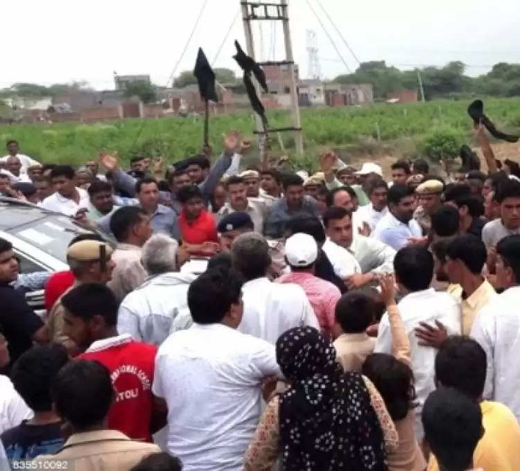 सीएम खट्टर के भाई के अंतिम संस्कार से लौट रहे विधायकों को किसानों ने दिखाए काले झंडे