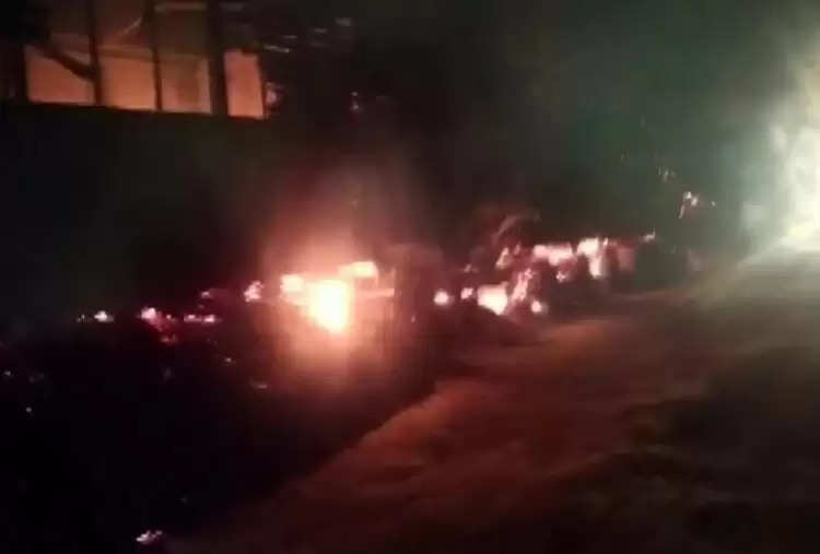 असम: उग्रवादियों ने लगाई सात ट्रकों में आग, पांच लोग जिंदा जले