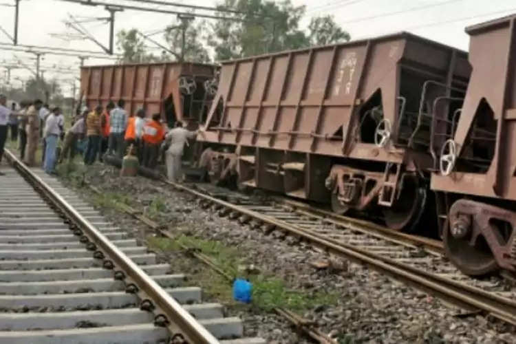 दिल्ली रोहतक रेलवे लाइन पर मालगाड़ी के 8 डिब्बे पटरी से उतरे, रेलवे ट्रेक पूरी तरह बाधित है।