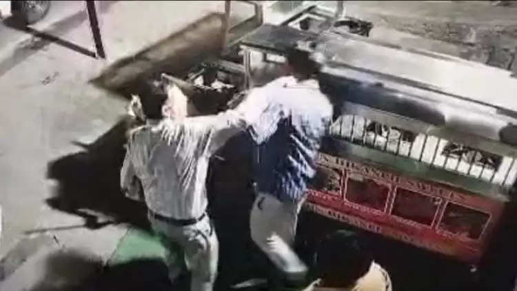 punjab: पुलिस के एसीपी ने दुकानदार को डंडों से पीटा, देर रात दिखाया पुलिसिया रौब