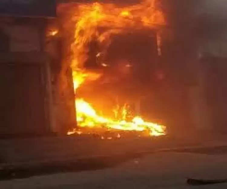 सोनीपत में पिज्जा शॉप जलकर राख:फ्रीज के कंप्रेसर में धमाके से भड़की आग, साढ़े 3 लाख रुपए कर्ज लेकर शुरू किया था काम