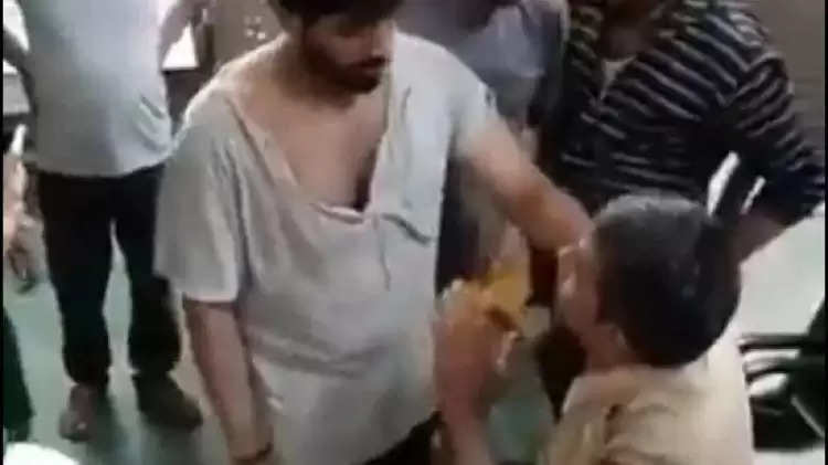 viral video आनंद विहार थाने में घुसकर पुलिस वाले को चांटे पे चांटे मारे