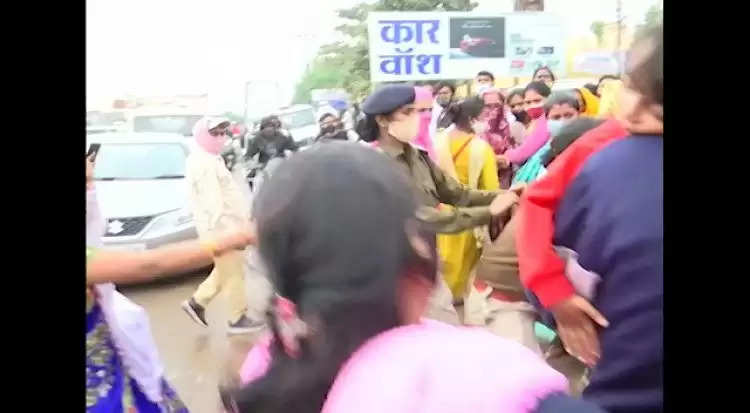 पति-पत्नी के विवाद में हुई महिला थाने में ASI की धुनाई ; लड़की वालों ने बरसाए लठ