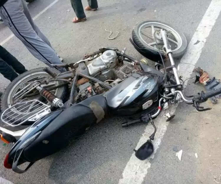 कैंटर की टक्कर से मोटरसाइकिल सवार युवक की मौत
