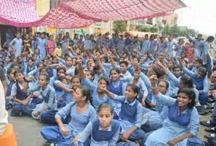 Rohtak: समायोजन के विरोध में छात्राओं ने जड़ा स्कूल पर ताला