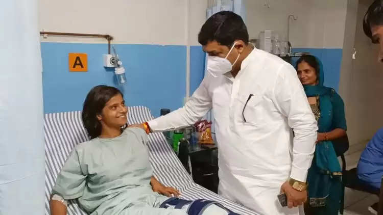 विधायक बलराज कुंडू ने फुटबाल खिलाड़ी राशिमा का करवाया फ्री ऑपरेशन, मिलने पहुंचे अस्पताल