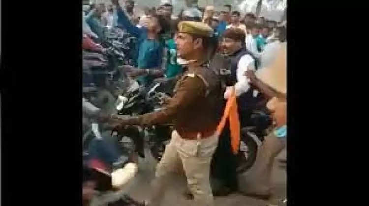 BJP सांसद मनोज तिवारी के साथ हुई कहासुनी, पुलिस ने बाइक पर बैठाकर निकालना पड़ा