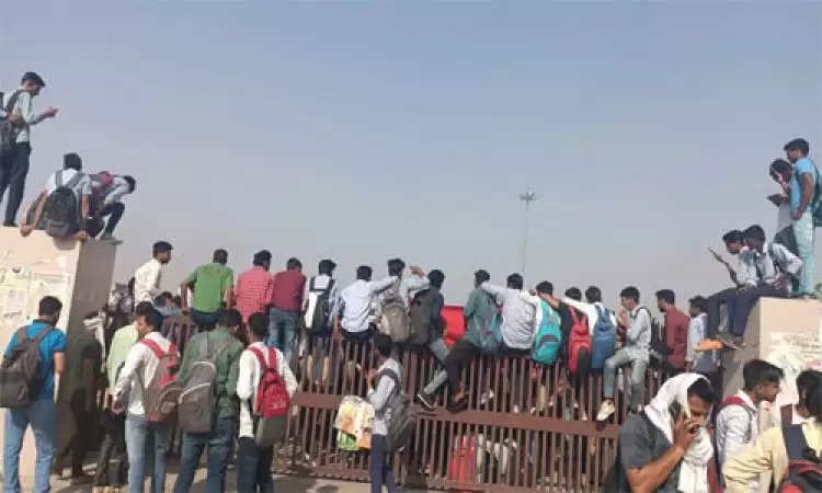 जींद: शहर के अंदर से बस चलाने की मांग पर छात्रों ने बस अड्डा पर जड़ा ताला