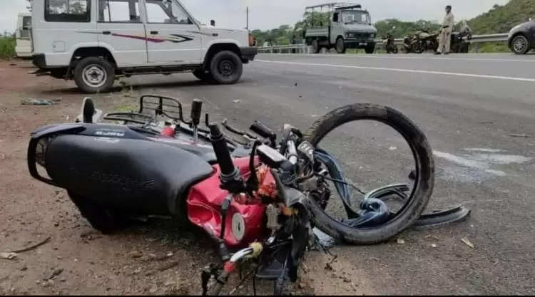 जींद रोड पर ट्रक की टक्कर से बाइक सवार तीन युवकों की मौत