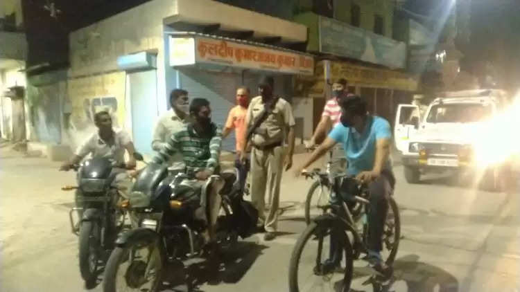 लोगों की जान बचाने को साइकिल पर निकले दादरी के SP विनोद कुमार