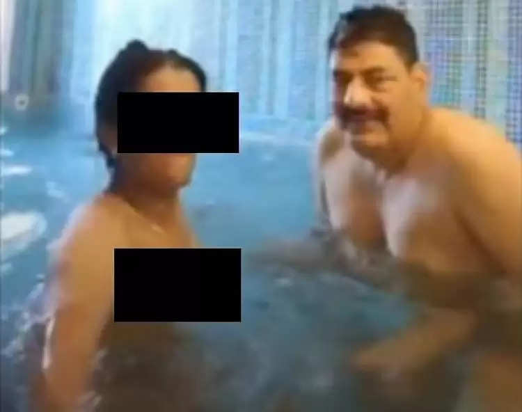 सस्पेंड DSP हीरालाल सैनी दूसरे वीडियो में पूल में बच्चे के साथ भी करते दिखा अश्लील हरकतें