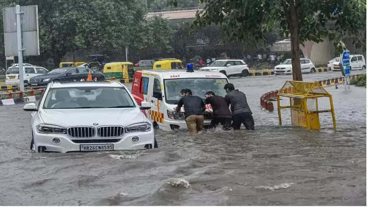 दिल्ली-एनसीआर में झमाझम बारिश, निचले इलाकों में भरा पानी, कई जगह ट्रैफिक जाम