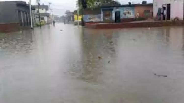 दिल्ली-एनसीआर में भारी बारिश, जगह-जगह जलभराव, जानें पूरे देश का हाल