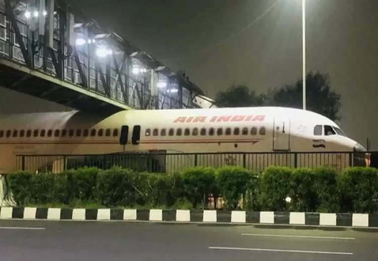 ओवर ब्रिज के नीचे फंस गया एयर इंडिया का प्लेन, वायरल हुआ वीडियो