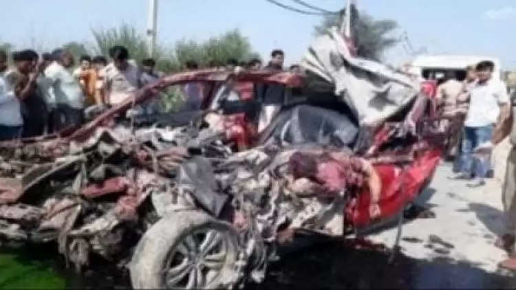 भीषण हादसा: कार टकराई रोडवेज बस से पांच युवकों की मौत, 11 यात्री घायल