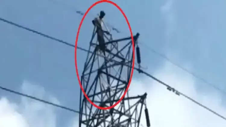 हरियाणा में हाईटेंशन टावर पर चढ़ युवक ने जमकर किया हंगामा, नीचे आने के नाम पर रखी ये मांग, आ जाएगी हंसी