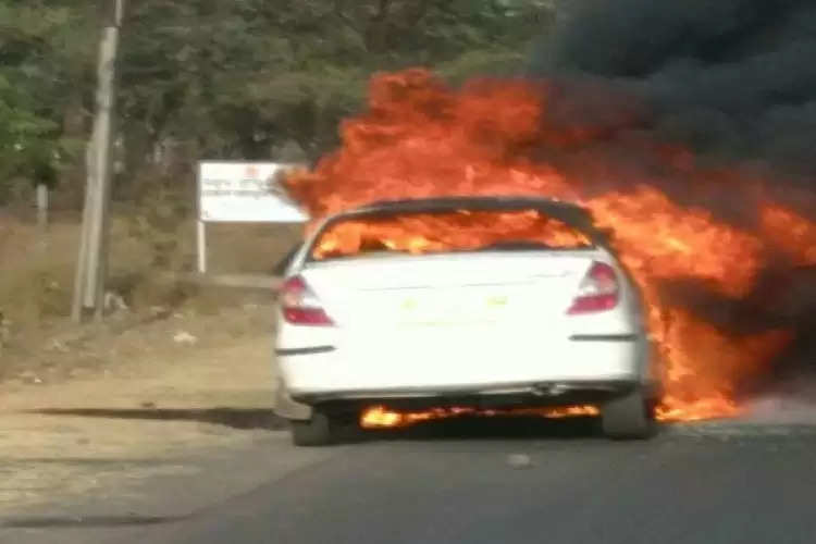 रूठकर मायके चली गई पत्नी, गुस्साए पति ने जा रहे पत्नी और बेटे की कार पर डाला मिटटी का तेल, लगी आग