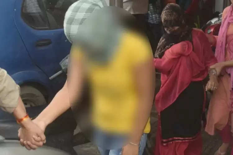 हरियाणा के होटल में चल रहा था सेक्स रैकेट , इस हाल में मिले 15 युवतियों संग 29 युवक