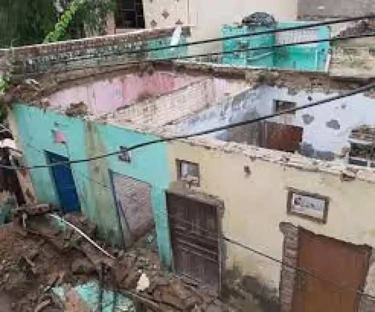 करनाल:बारिश से गिरी मकान की छत, मलबे के नीचे दबने से बुजुर्ग की मौत
