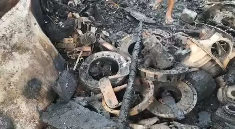 ट्रंक बॉडी बनाने वाले शेड में लगी आग, लाखों का नुकसान