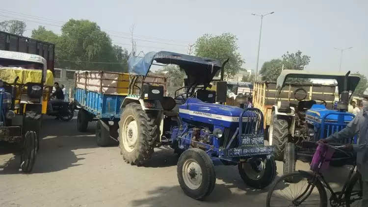 किसानों ने मंडी के बाहर रोड़ पर लगा दिए ट्रैक्टर