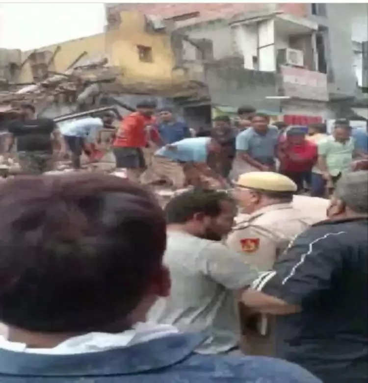 दिल्ली में चार मंजिला इमारत गिरी, मलबे में कई लोगों के दबे होने की आशंका