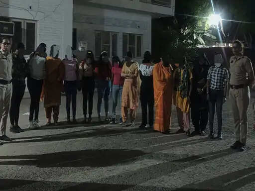 हरियाणा के गुरुग्राम में पकड़ी 23 लड़कियां