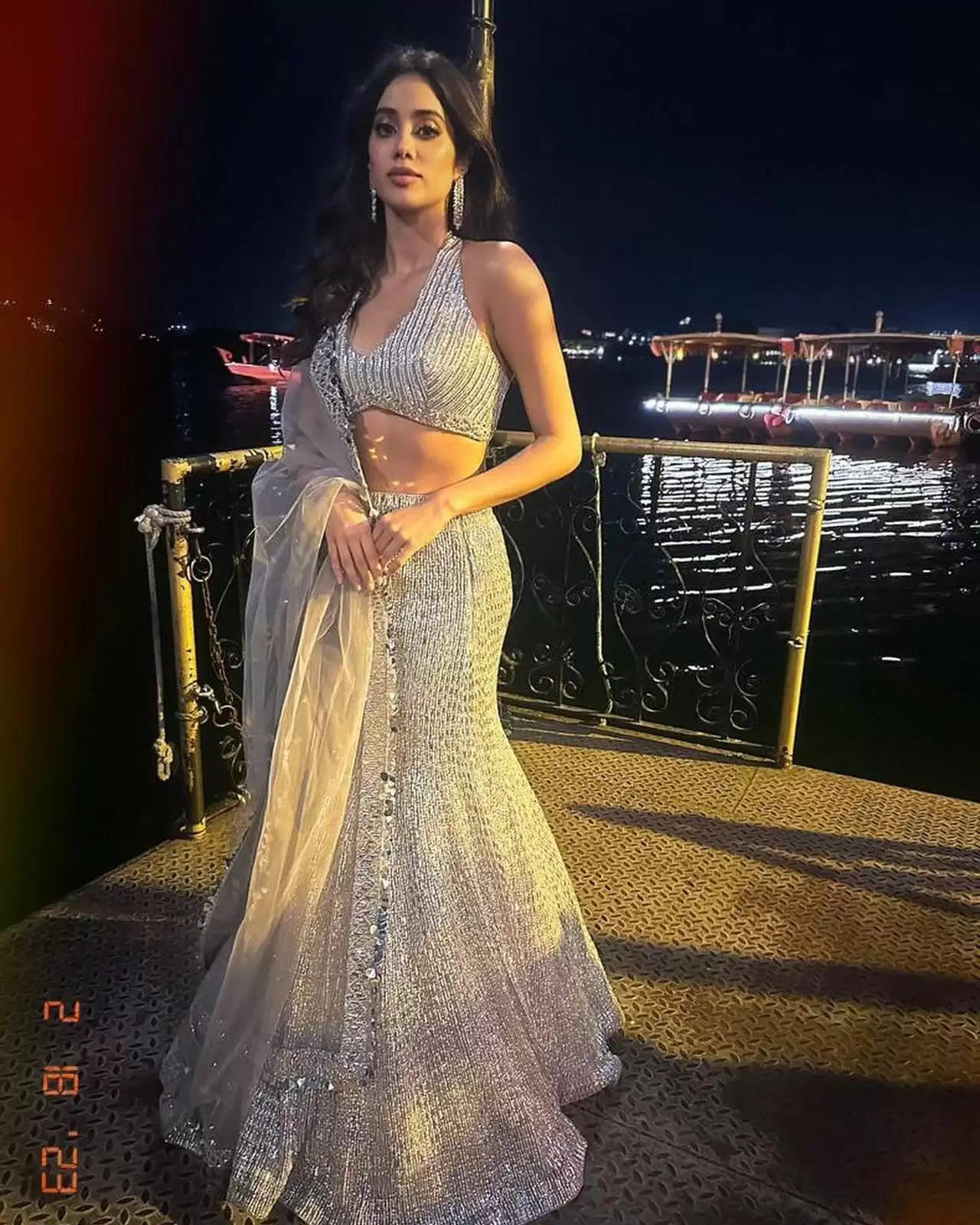 jhanvi kapoor new outfit