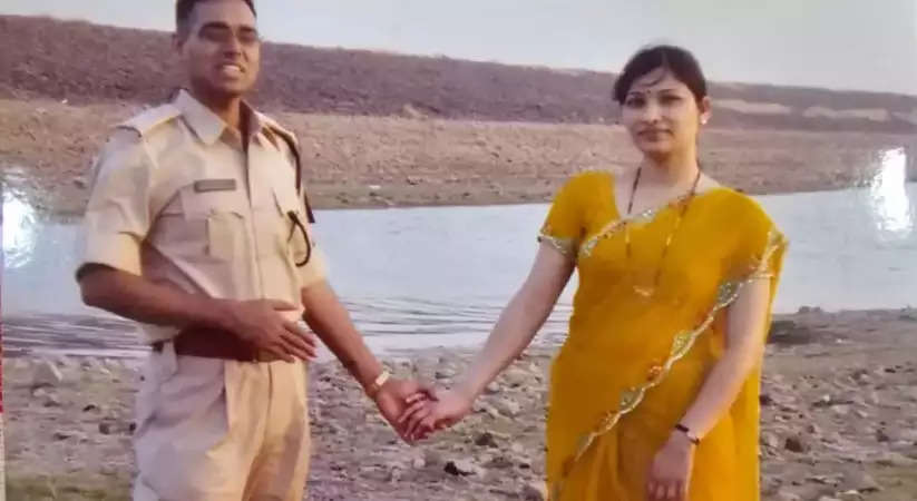 12th Fail Fame: 12वीं फेल फेम आईपीएस मनोज कुमार ने शेयर की शादी के शुरुआती दिनों की तस्वीरें, सोशल मीडिया पर हुई वायरल