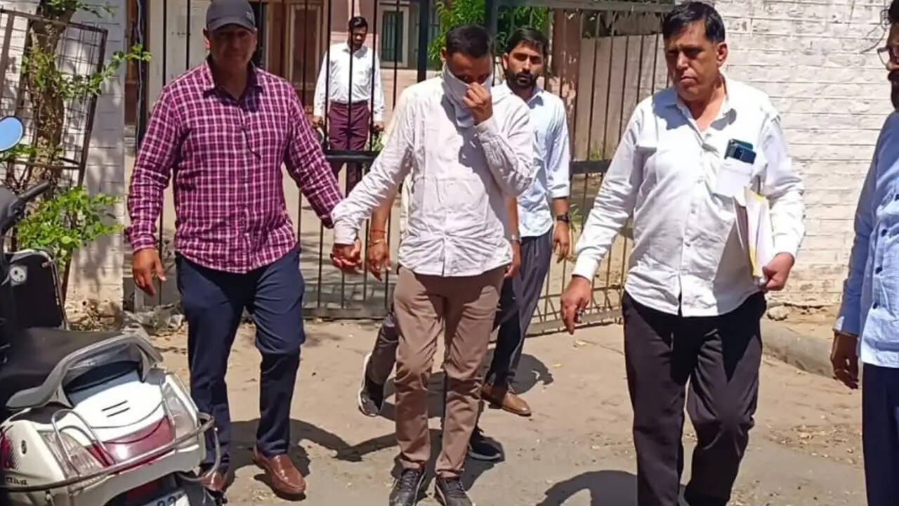 हरियामा में कलर्क गिरफ्तार