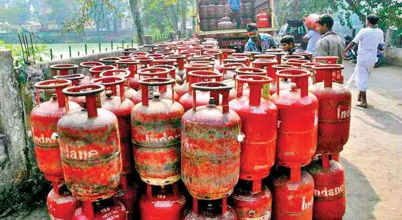 LPG Gas Cylinder: केंद्र सरकार ने महिलाओं को दी रक्षाबंधन पर दी राहत, उज्ज्वला स्कीम वाला गैस सिलेंडर हुआ 200 रुपये सस्ता